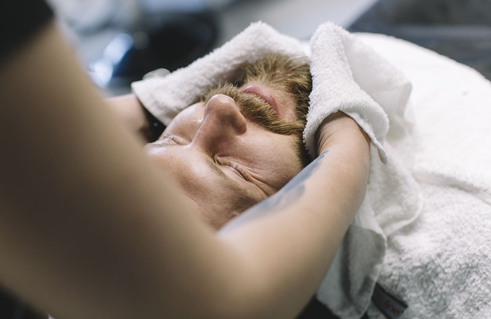 A arte de fazer a barba: um olhar mais atento às técnicas de barbeiro